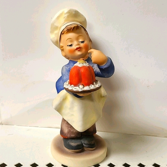 GOEBEL HUMMEL FIGURINE #128
LITTLE BAKER
Full bee